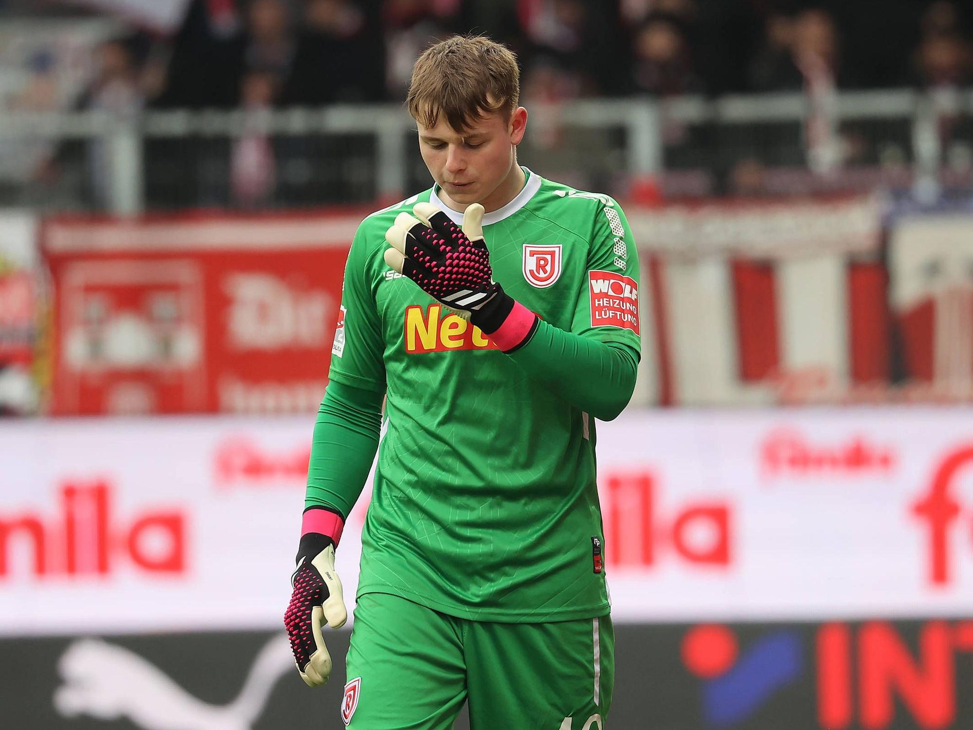 Jonas Urbig auf dem Rasen.