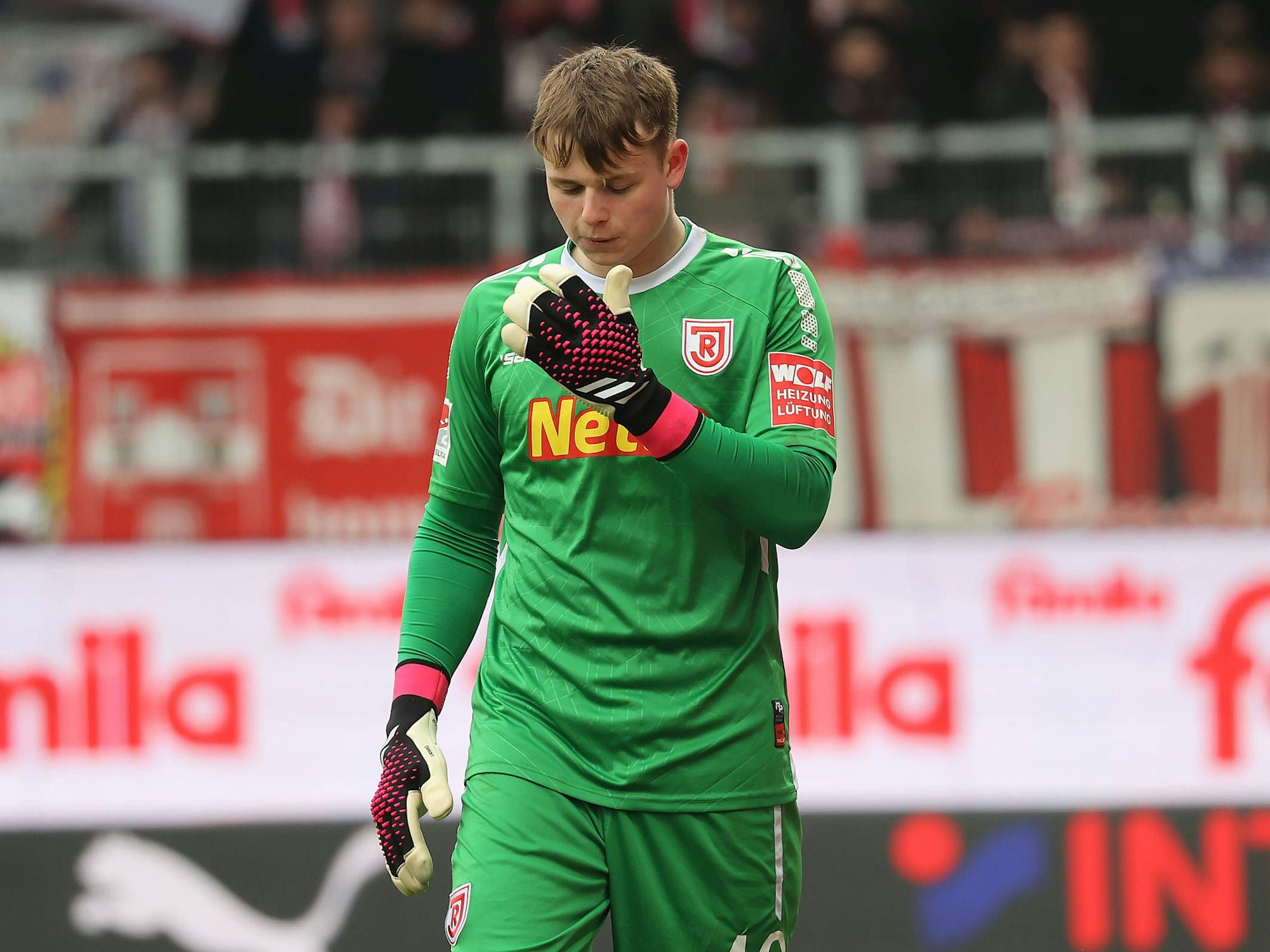 Jonas Urbig auf dem Rasen.