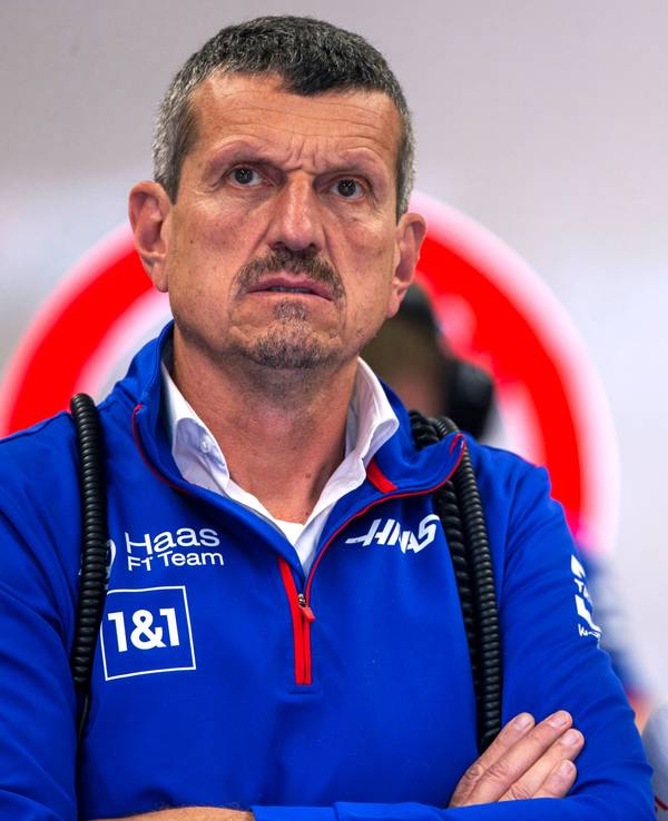 Günther Steiner und Mick Schumacher stehen nebeneinander in der Box.