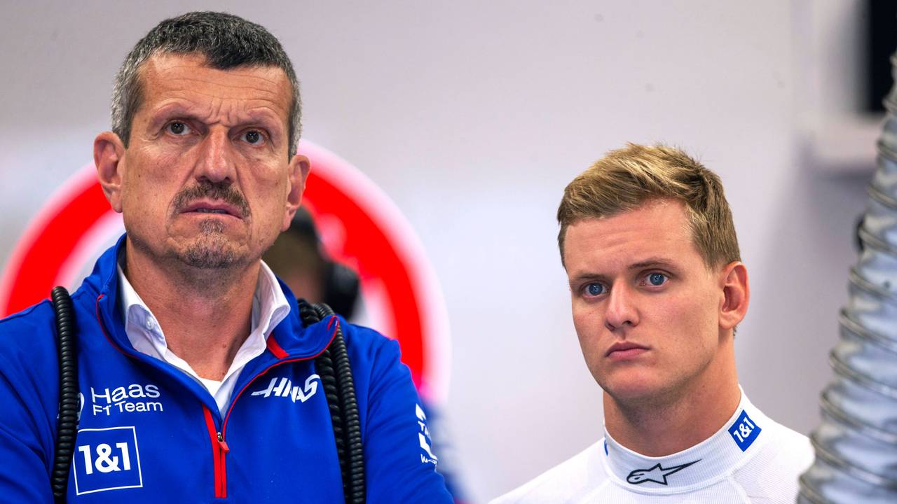 Günther Steiner und Mick Schumacher stehen nebeneinander in der Box.