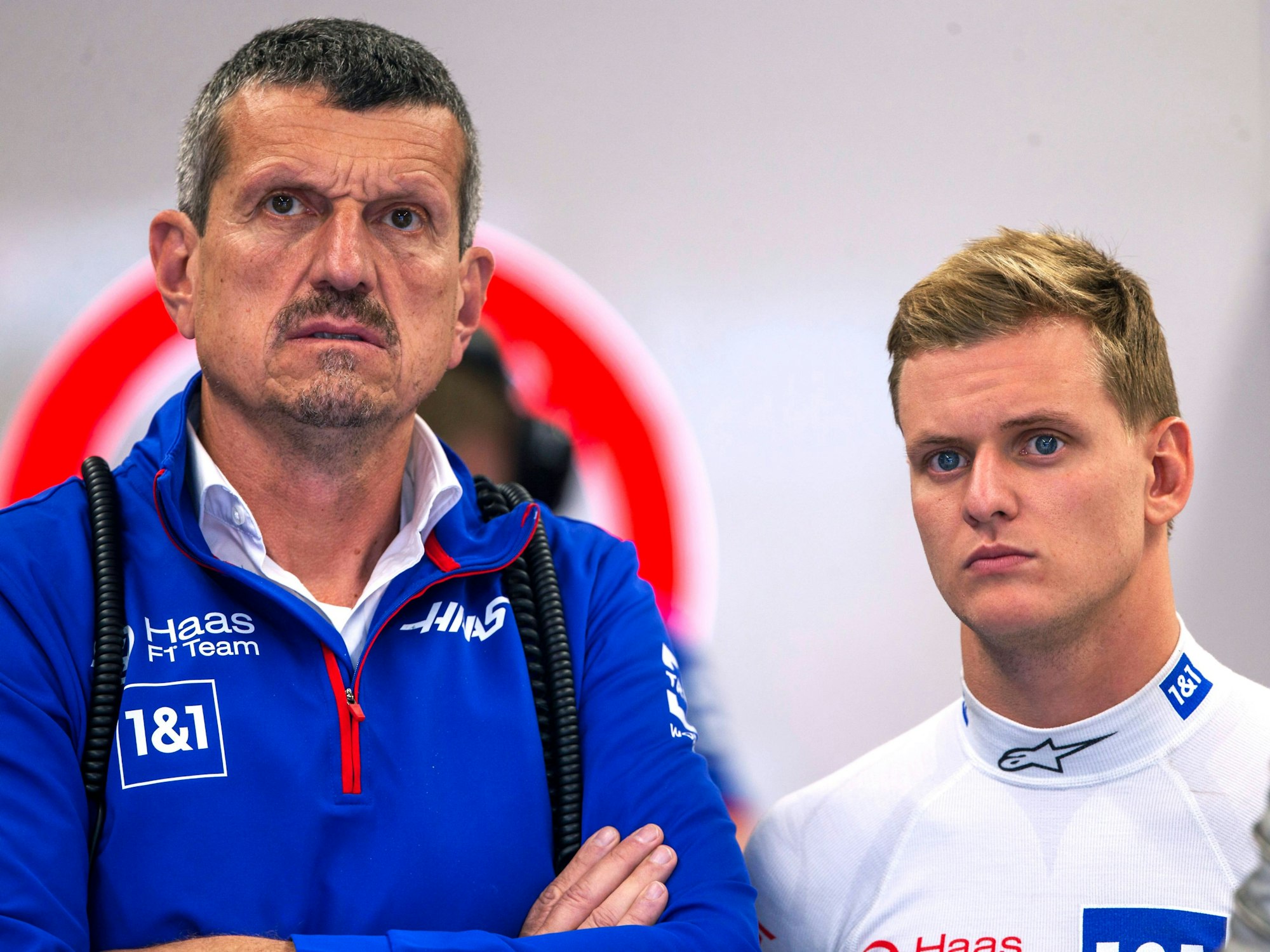 Günther Steiner und Mick Schumacher stehen nebeneinander in der Box.