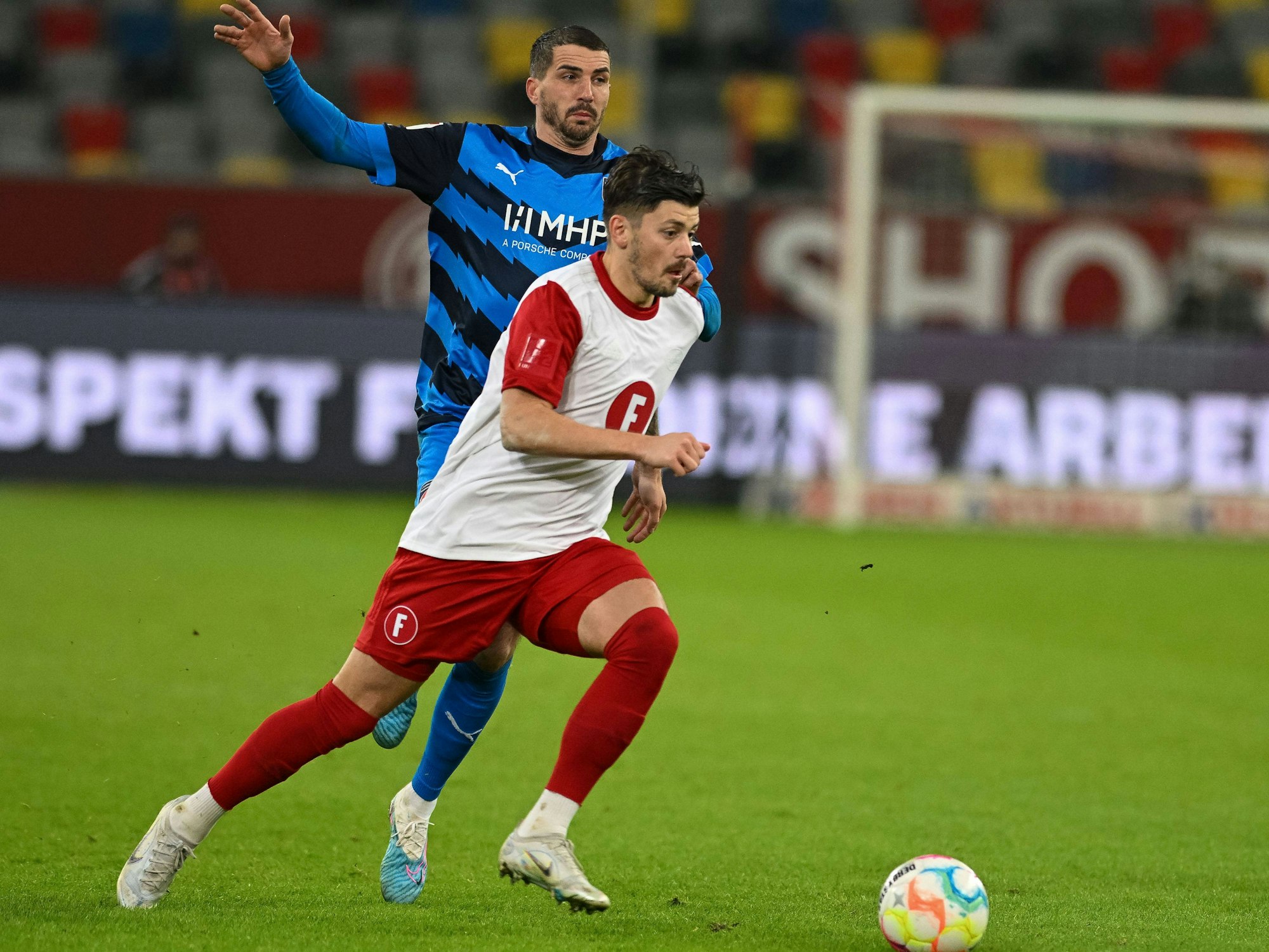 Dawid Kownacki führt den Ball, Norman Theuerkauf kann nicht folgen.