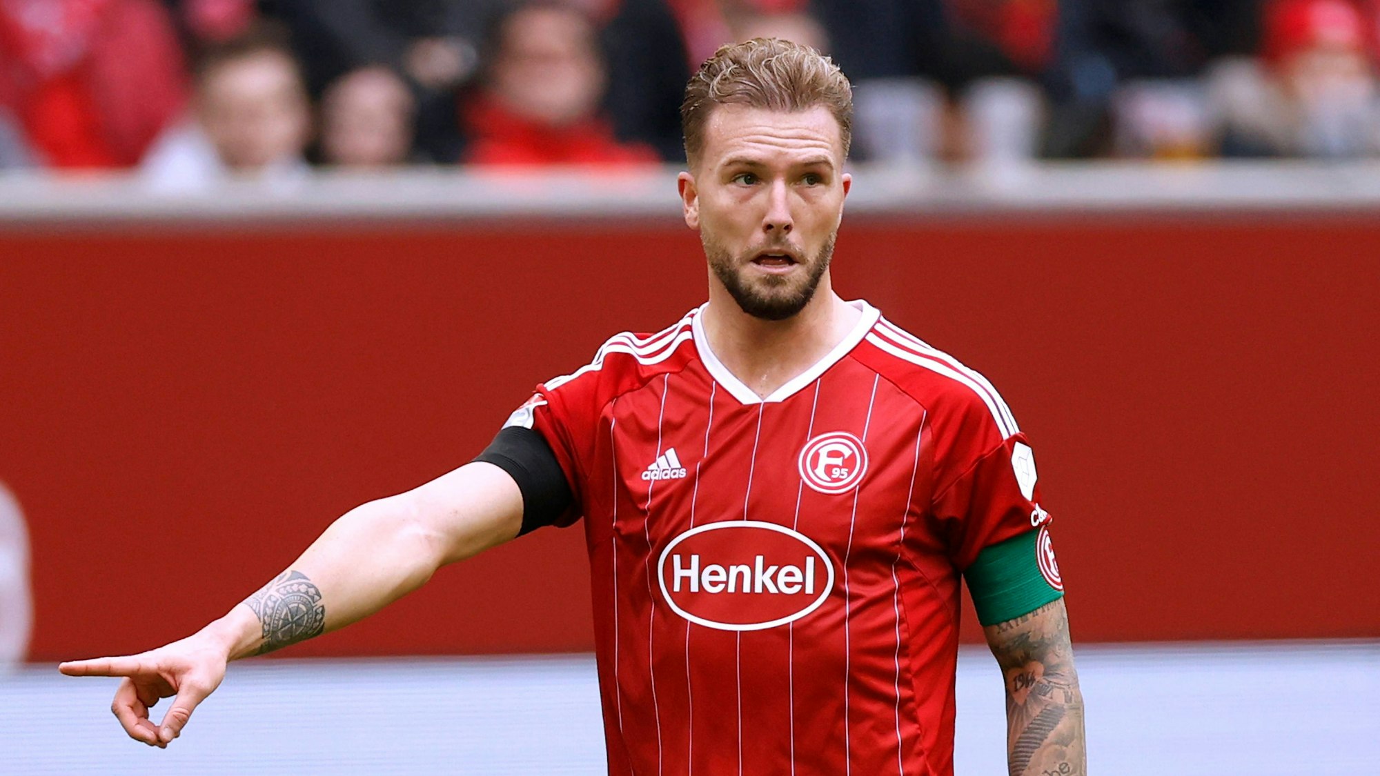 Andre Hoffmann gibt auf dem Platz Anweisungen.