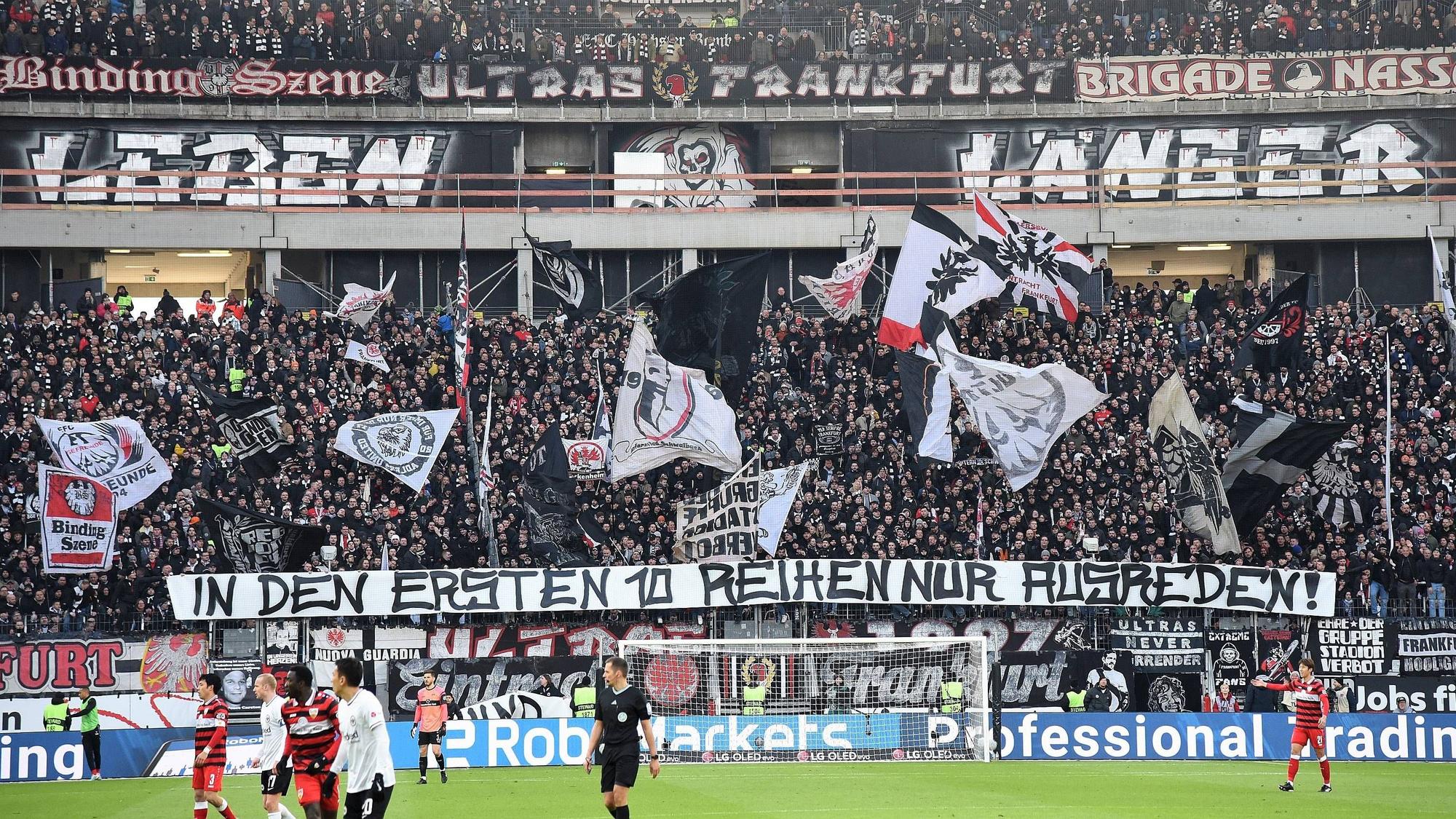 Die Fans von Eintracht Frankfurt halten im Stadion ein Banner hoch.