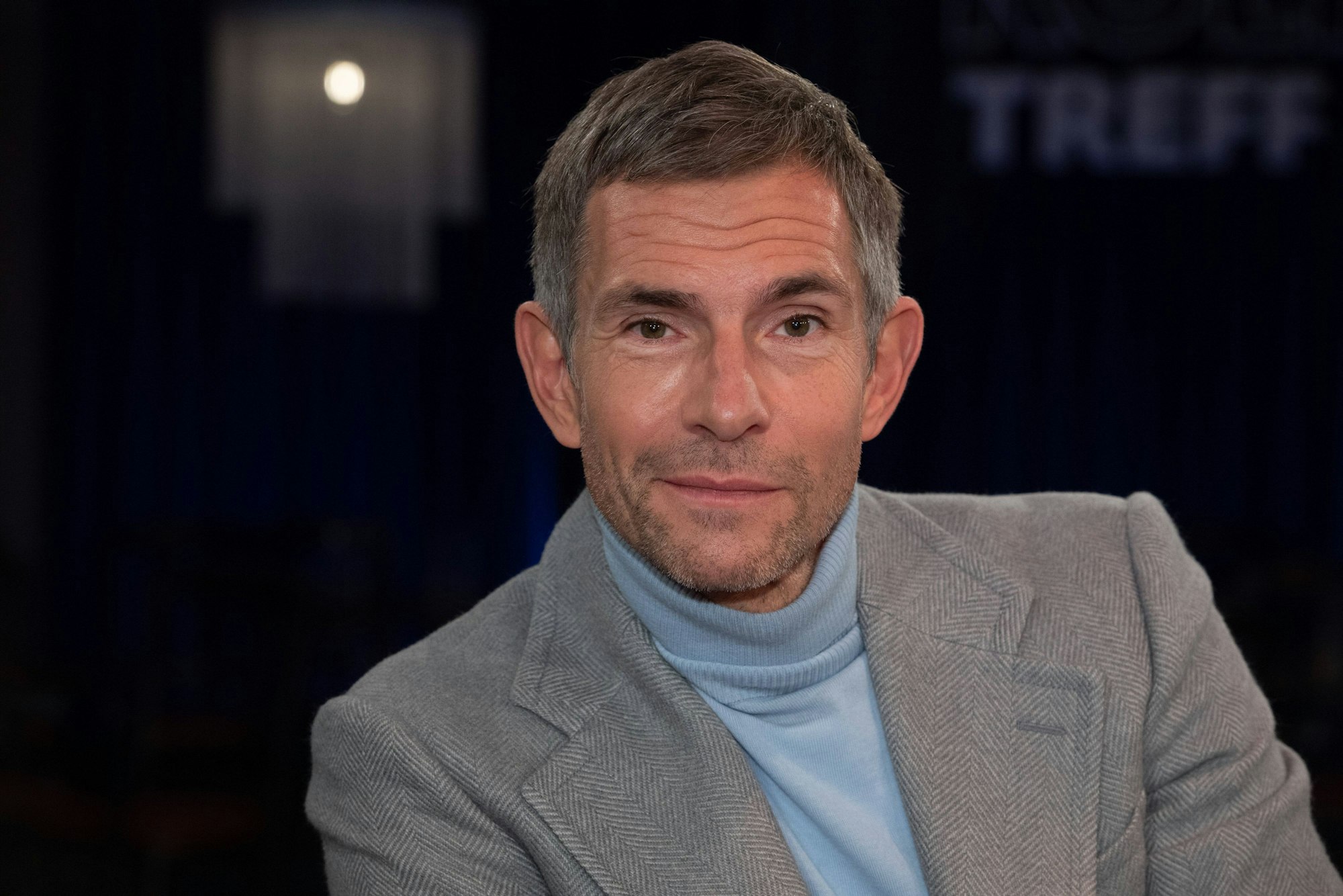Micky Beisenherz sitzt im Studio des Kölner Treff