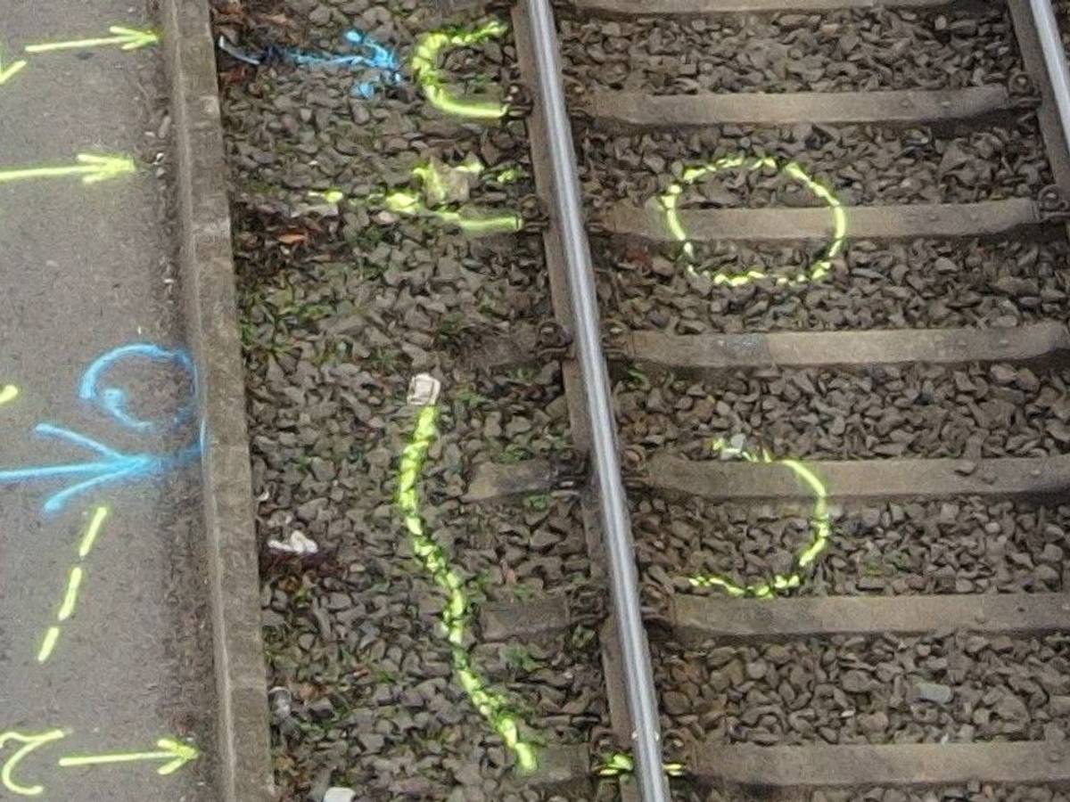 Ausschnitt von der Spurensicherung/Markierungen nach einem tödlichen Unfall auf der Siegburger Straße in Köln.