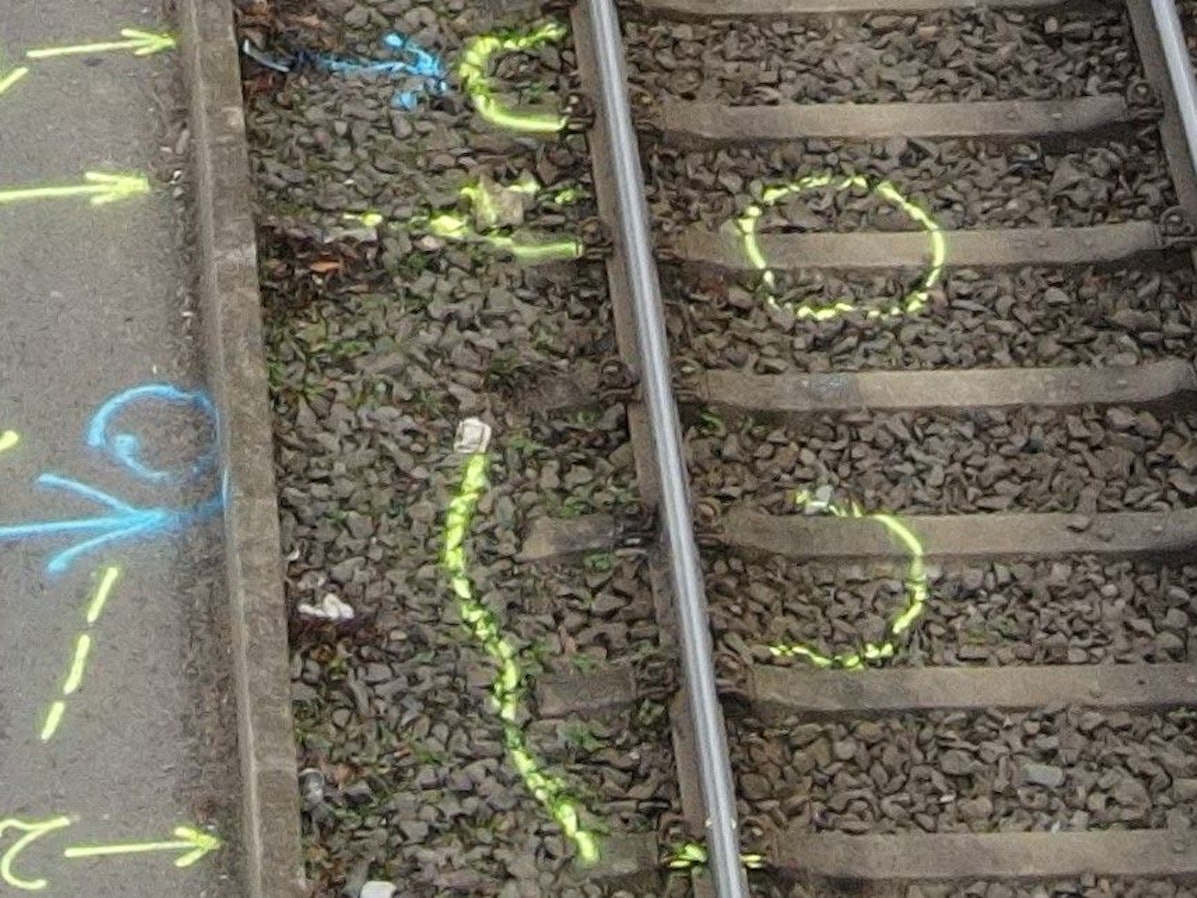 Ausschnitt von der Spurensicherung/Markierungen nach einem tödlichen Unfall auf der Siegburger Straße in Köln.