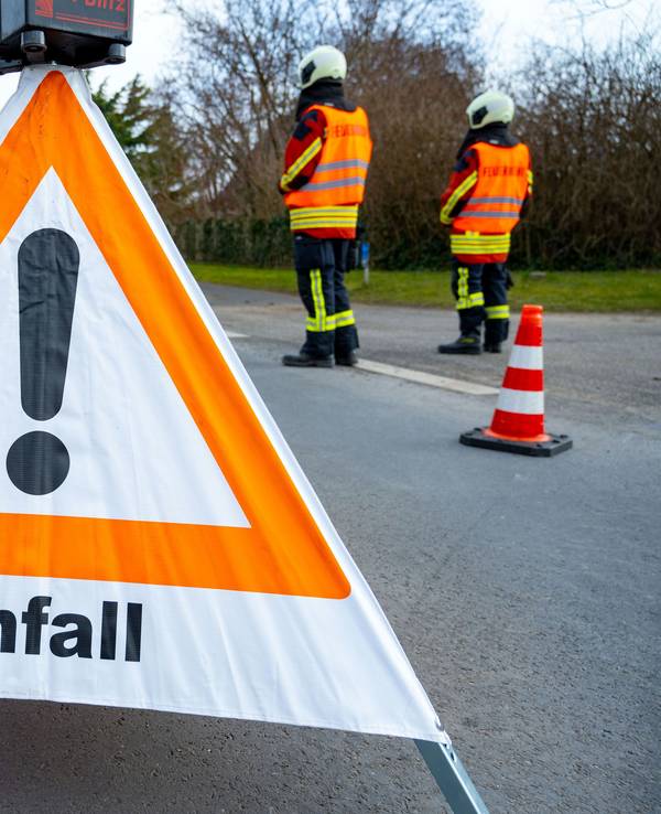 Ein Warndreieick steht nach einem Unfall auf einer Bundesstraße.