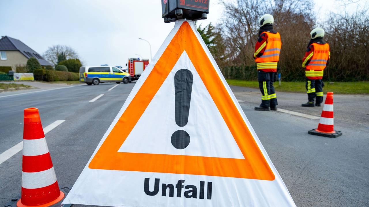 Ein Warndreieick steht nach einem Unfall auf einer Bundesstraße.