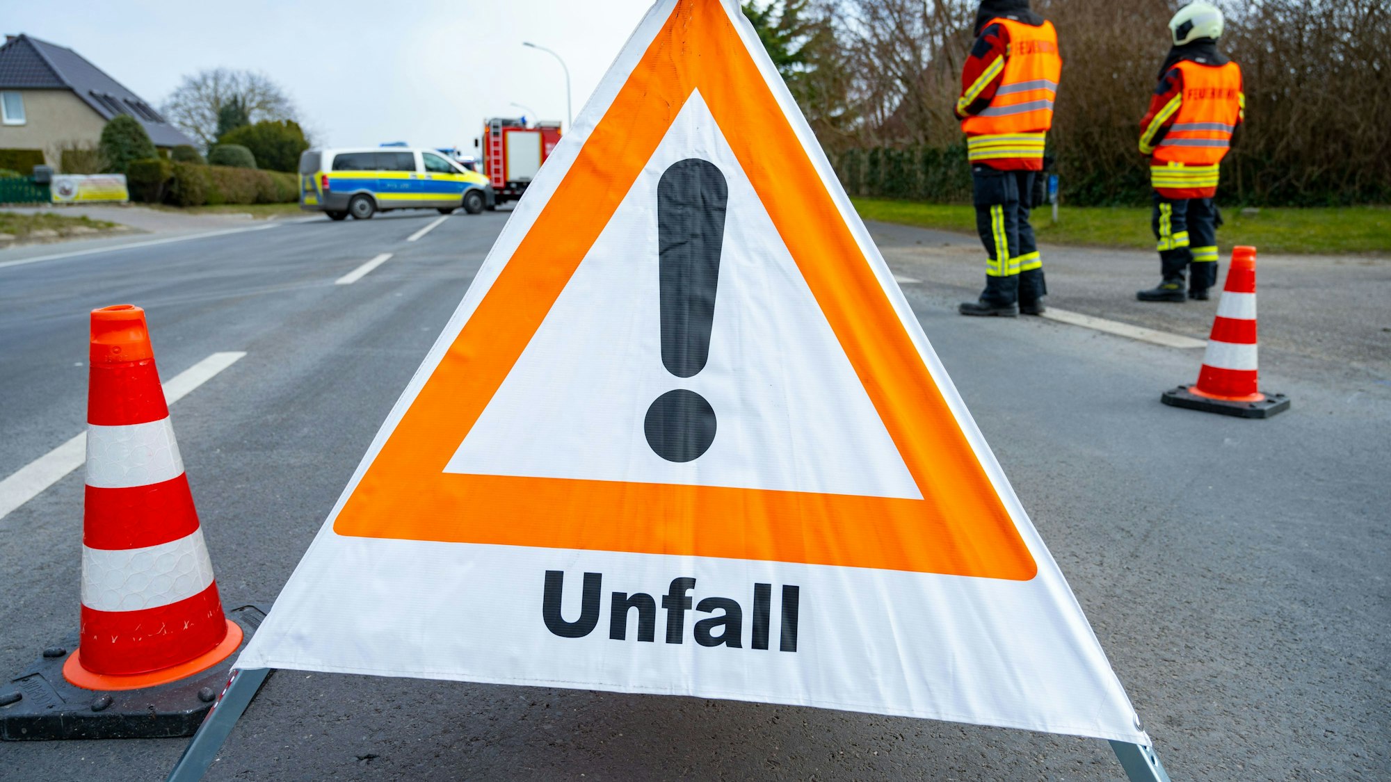 Ein Warndreieick steht nach einem Unfall auf einer Bundesstraße.