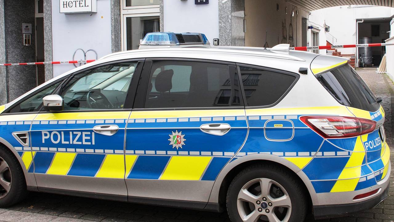 Ein Polizeiauto steht vor einem Hotel.