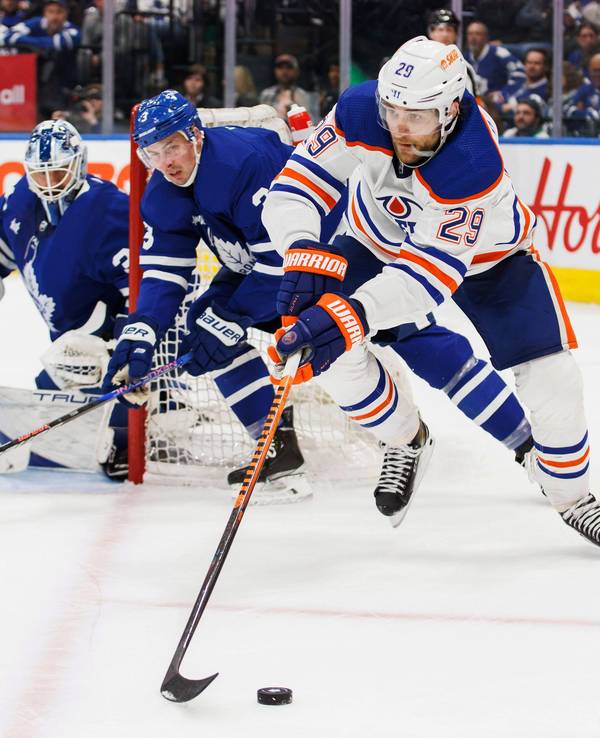 Leon Draisaitl schirmt den Puck im NHL-Spiel der Edmonton Oilers ab.
