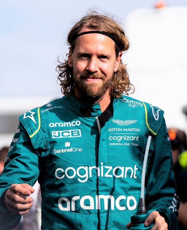 Sebastian Vettel geht in der Formel 1 durch das Fahrerlager