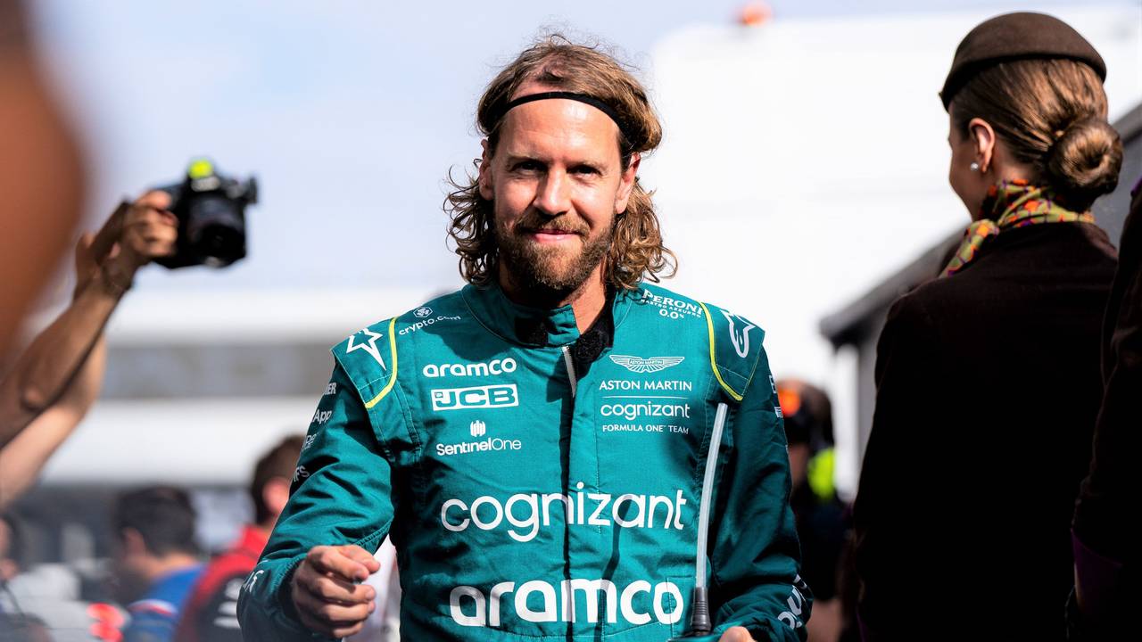 Sebastian Vettel geht in der Formel 1 durch das Fahrerlager