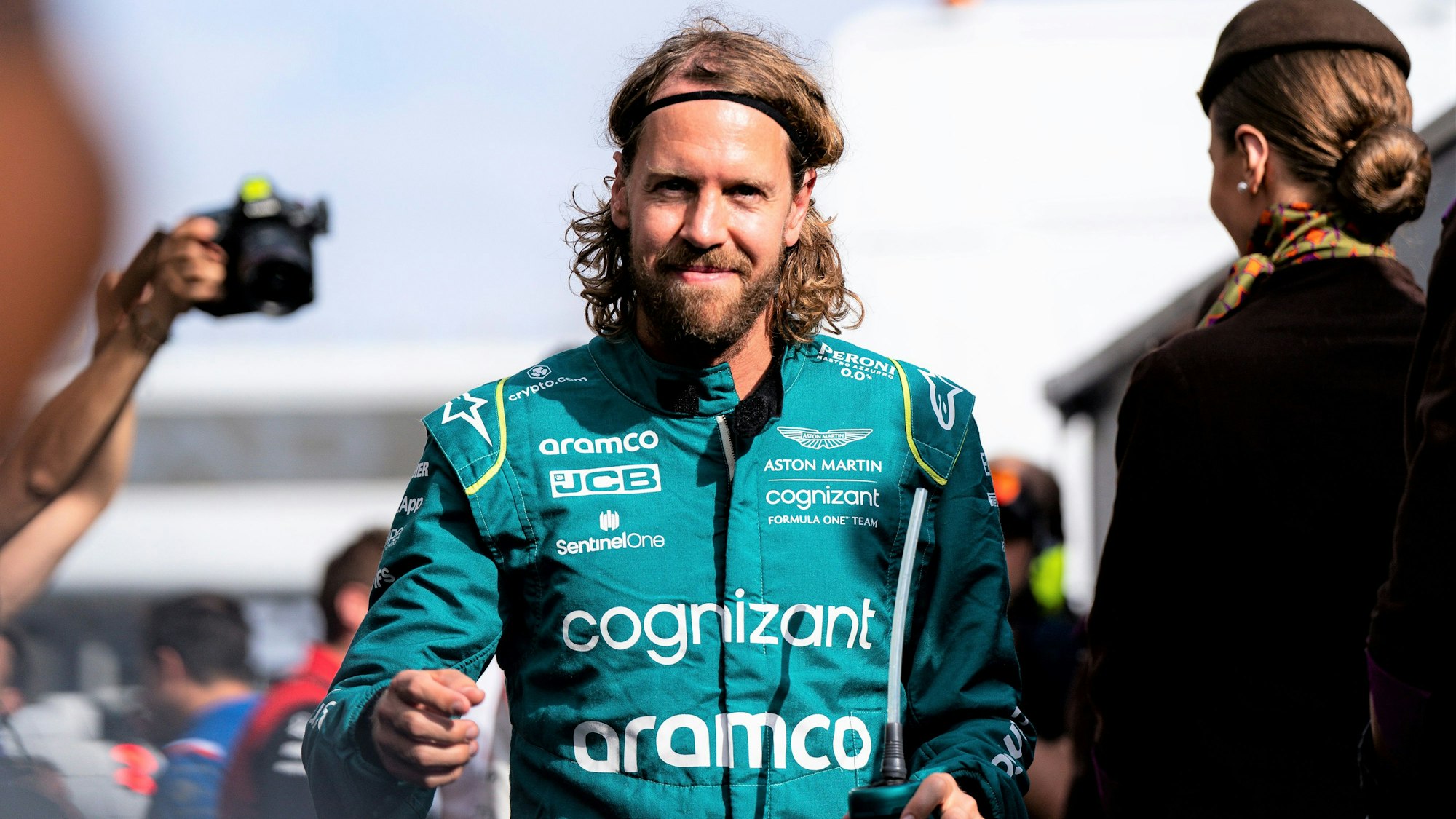 Sebastian Vettel geht in der Formel 1 durch das Fahrerlager