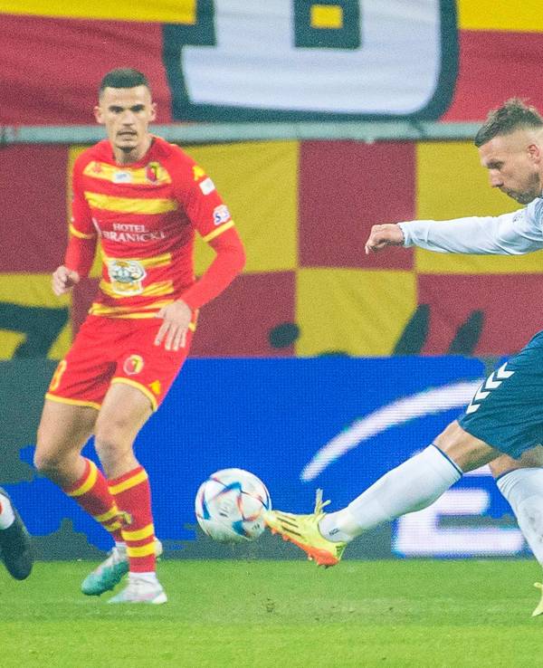 Lukas Podolski schießt mit dem linken Fuß auf das Tor.