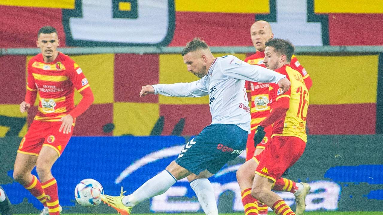 Lukas Podolski schießt mit dem linken Fuß auf das Tor.