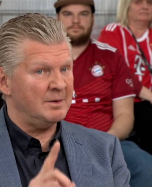 Stefan Effenberg spricht im Doppelpass auf Sport1 und hebt mahnend den Finger.