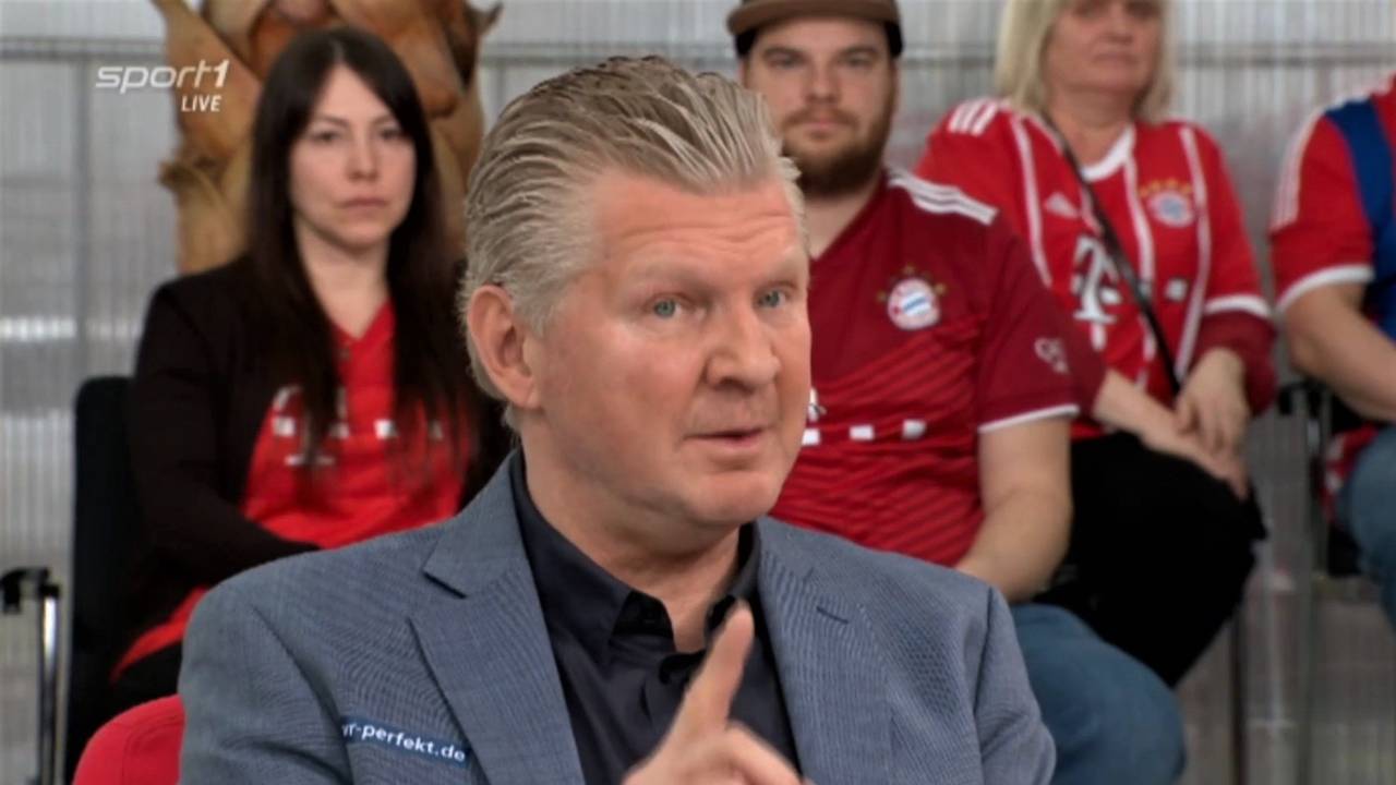 Stefan Effenberg spricht im Doppelpass auf Sport1 und hebt mahnend den Finger.