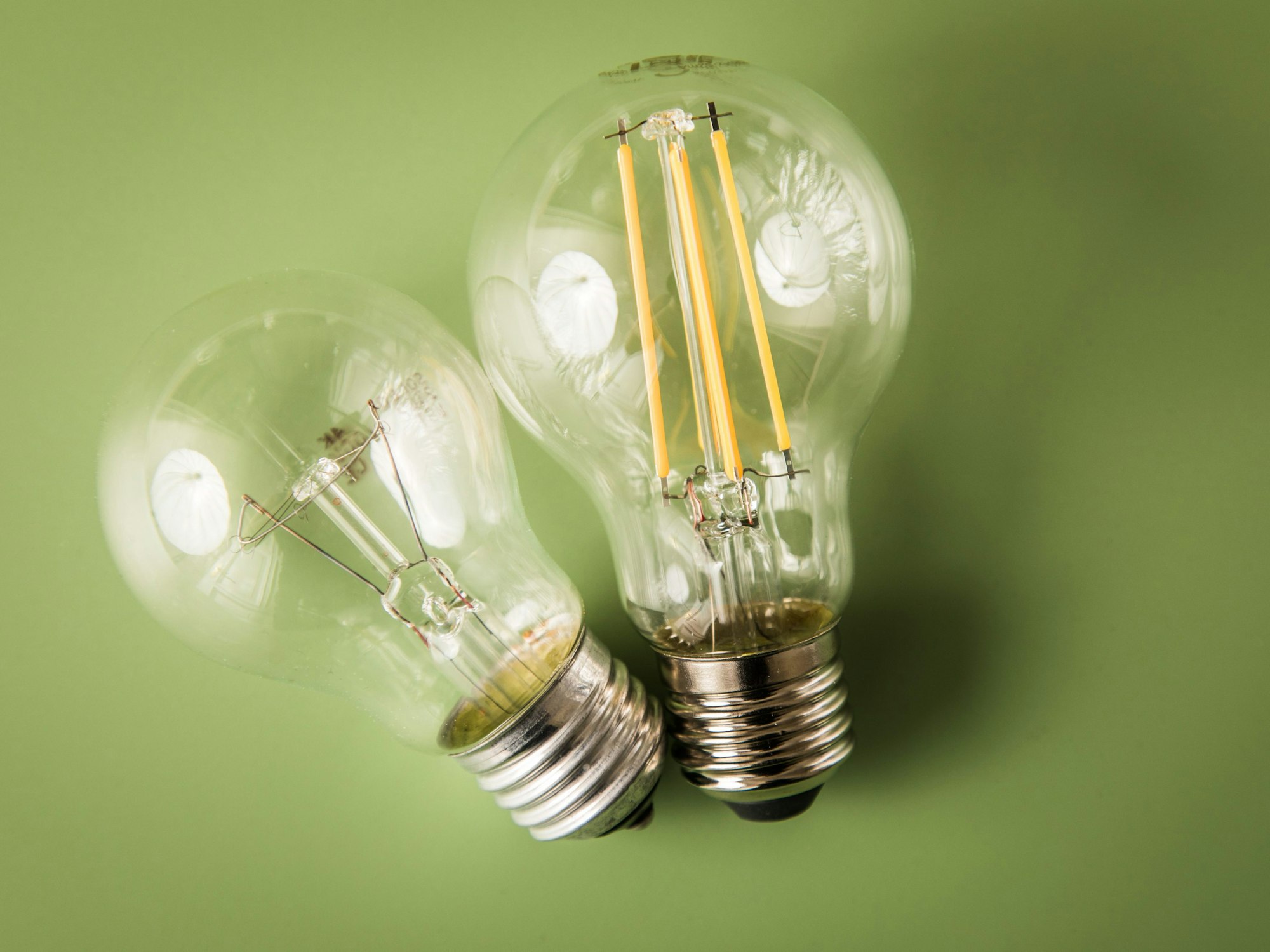 Auf dem Bild zu sehen sind zwei Glühbirnen