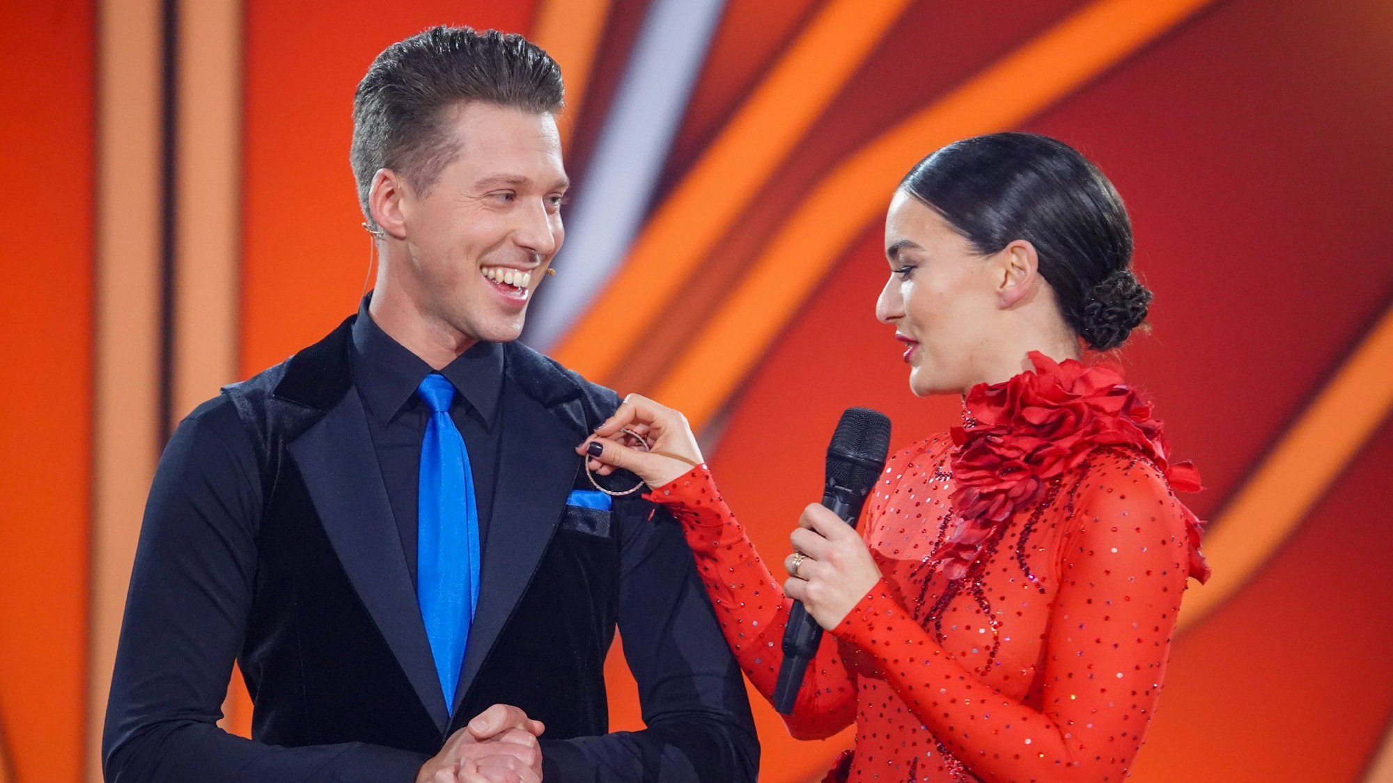 Renata und Valentin Lusin stehen 2021 bei einer Show im Tanzoutfit nebeneinander
