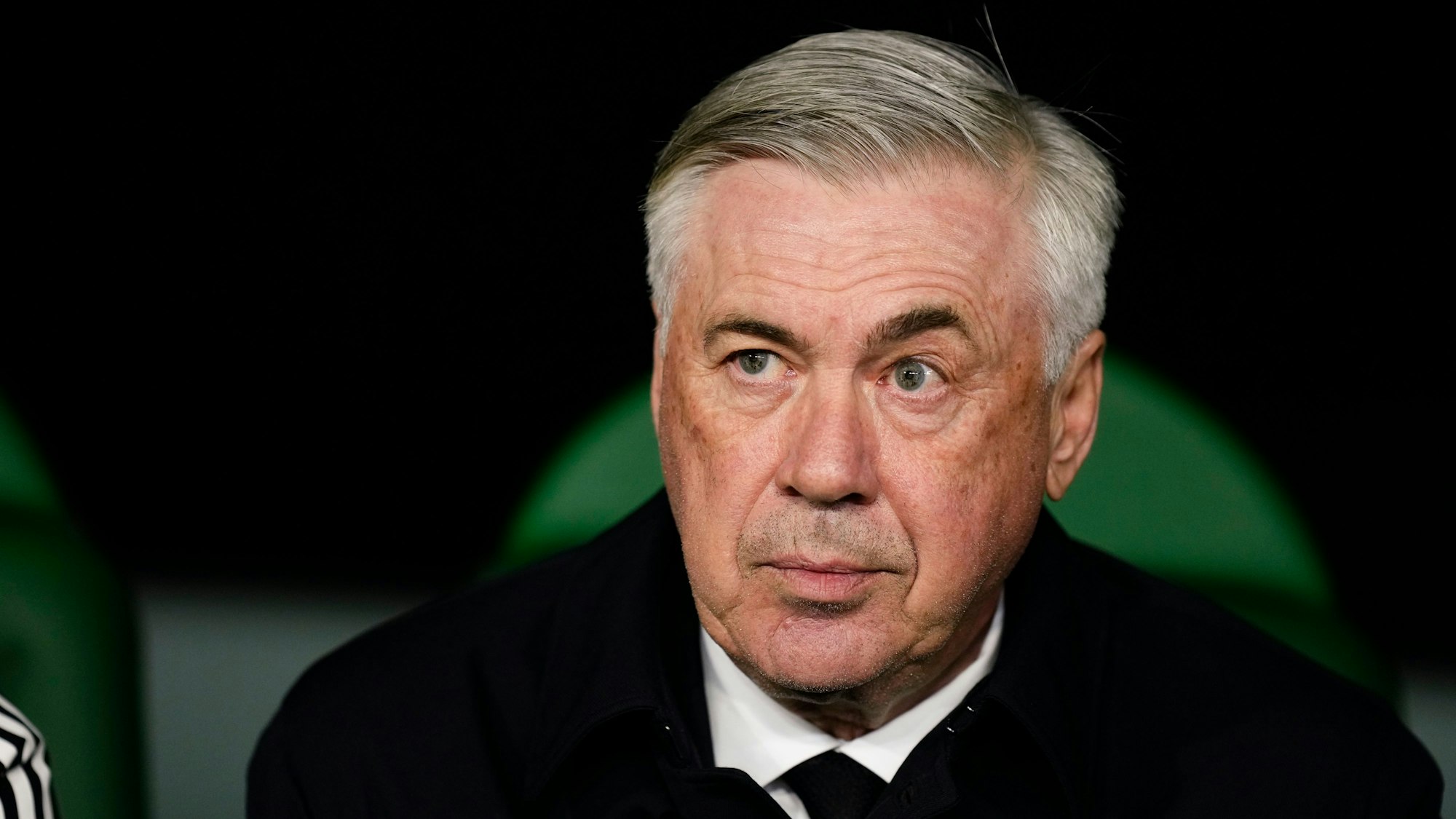 Carlo Ancelotti, Trainer von Real Madrid, sitzt vor dem Spiel auf der Bank.