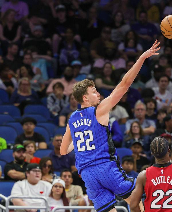 Franz Wagner wirft den Ball. Im Vordergrund schaut Jimmy Butler zu.