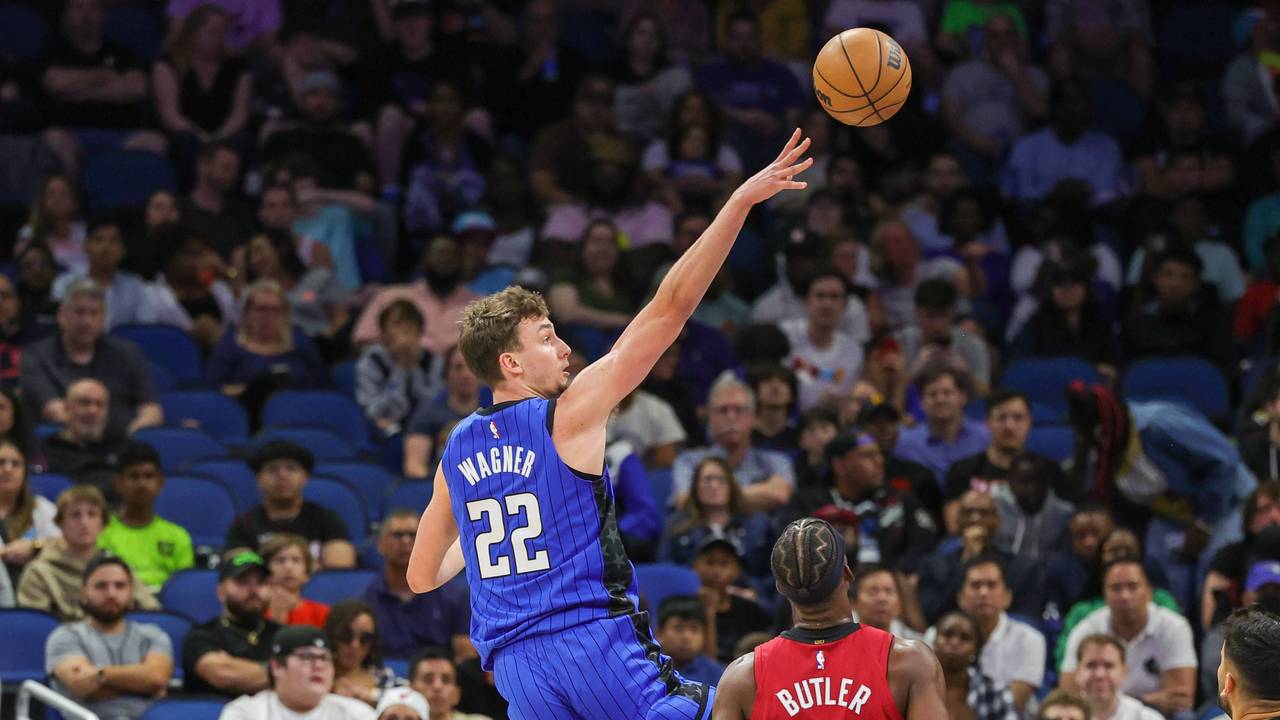 Franz Wagner wirft den Ball. Im Vordergrund schaut Jimmy Butler zu.