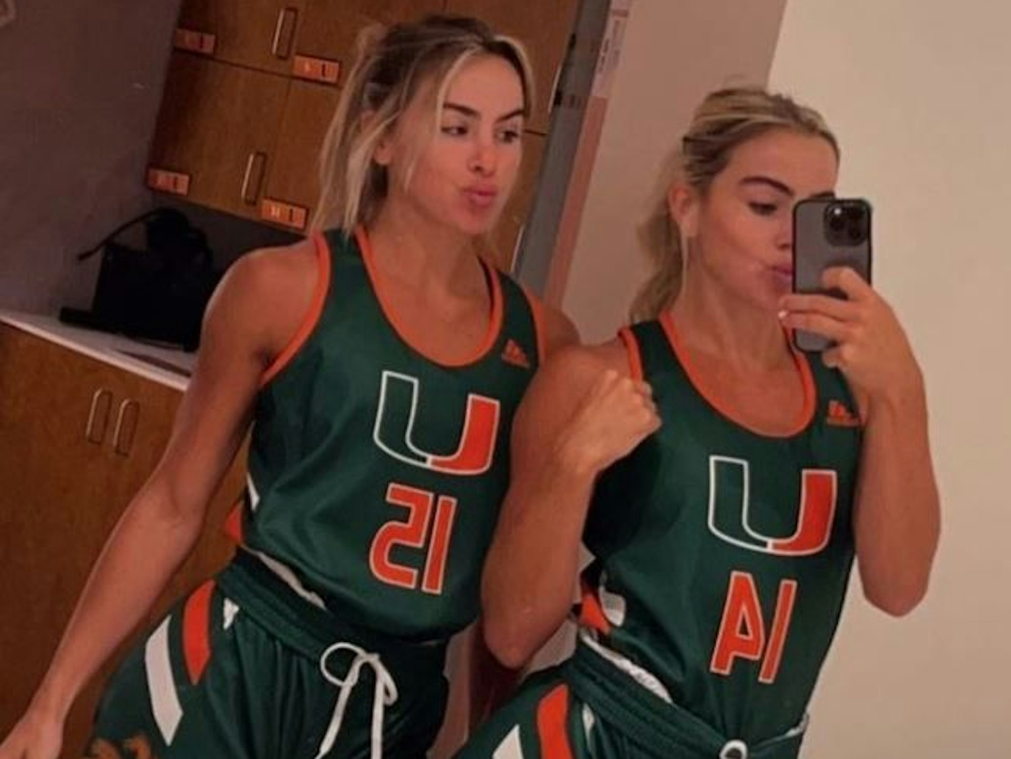 Haley und Hanna Cavinder machen ein Selfie im Spiegel.