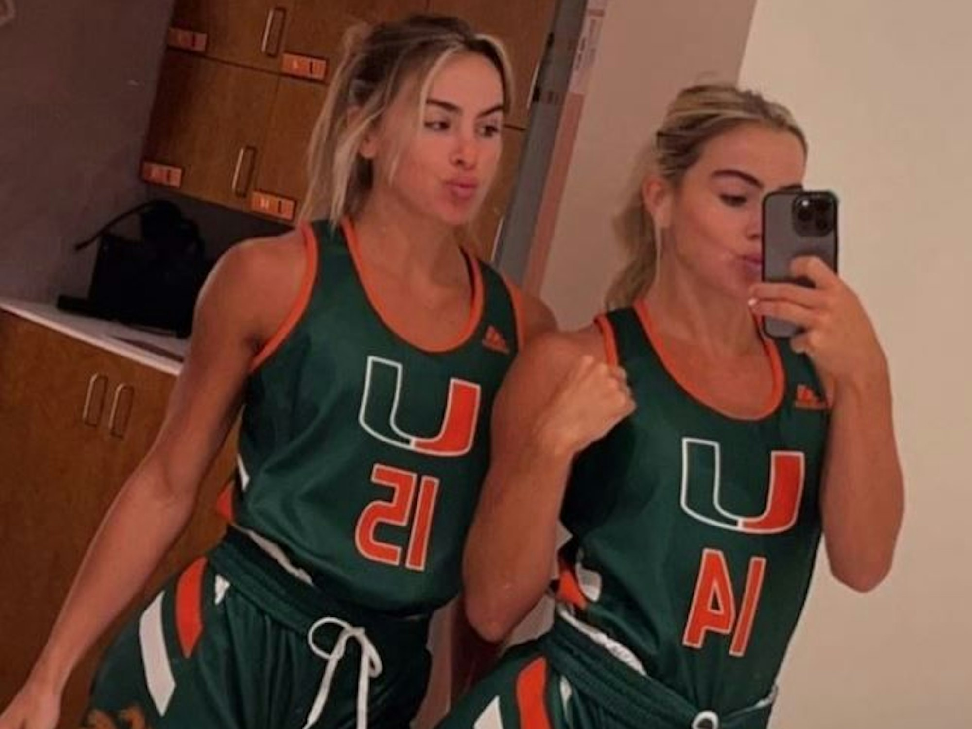 Haley und Hanna Cavinder machen ein Selfie im Spiegel.