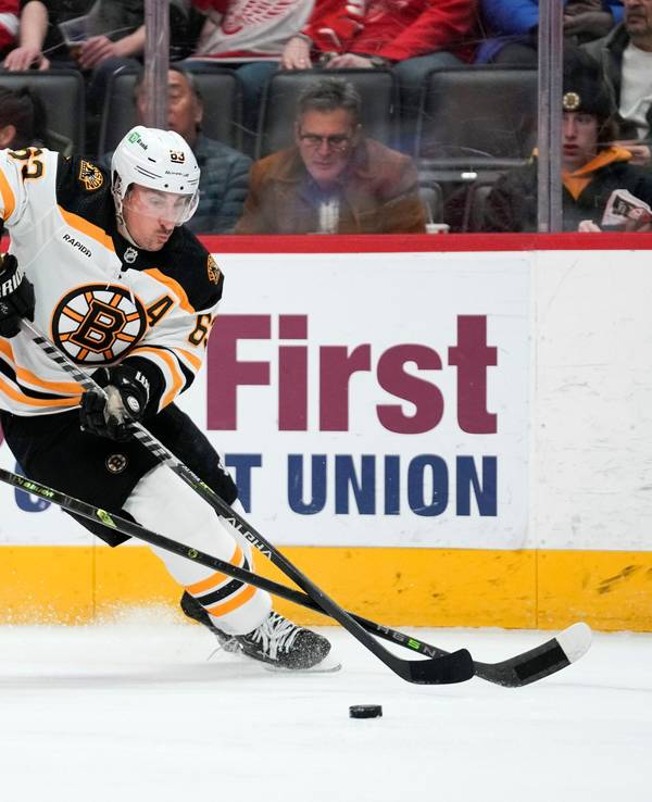 Moritz Seider im Spiel seiner Detroit Red Wings gegen die Boston Bruins im Zweikampf.