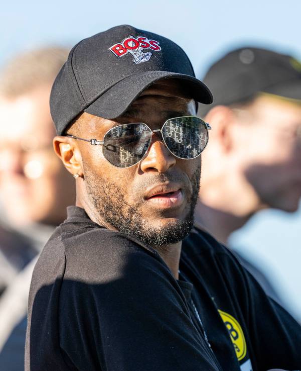 Dortmunds Anthony Modeste sitzt bei einem Testspiel im Trainingslager auf der Tribüne.