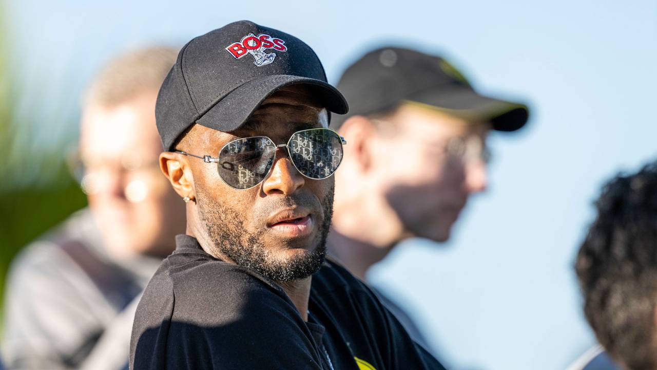 Dortmunds Anthony Modeste sitzt bei einem Testspiel im Trainingslager auf der Tribüne.