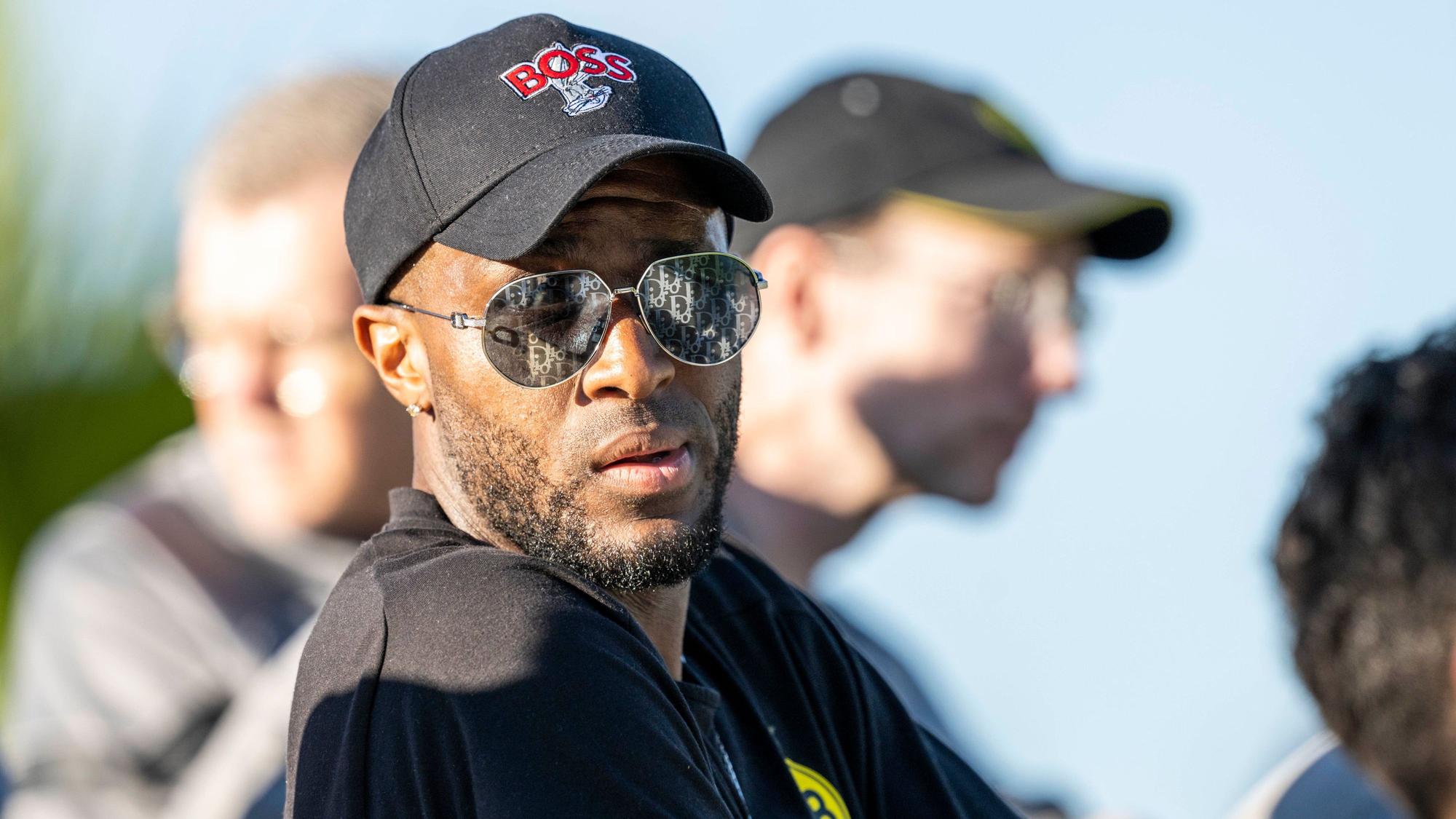 Dortmunds Anthony Modeste sitzt bei einem Testspiel im Trainingslager auf der Tribüne.