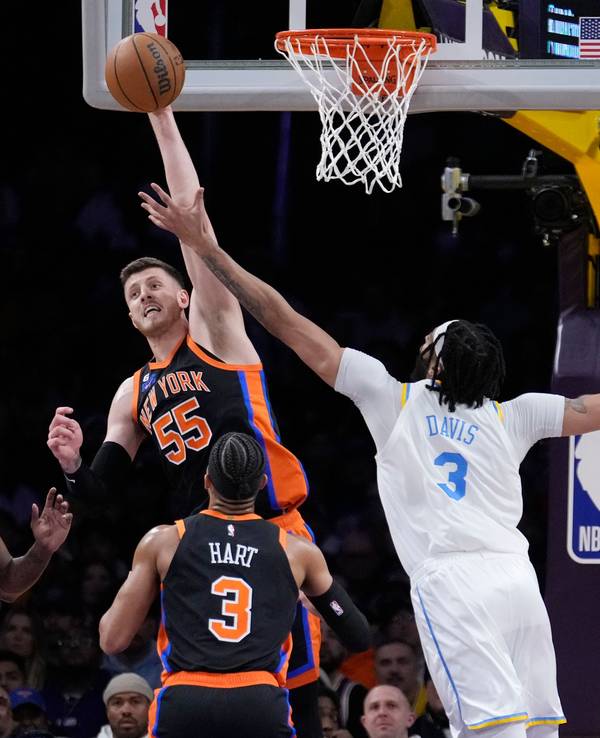 New York Knicks-Center Isaiah Hartenstein (55) beim Rebound gegen Los Angeles Lakers-Forward Anthony Davis (3).