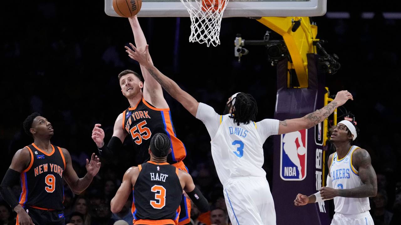 New York Knicks-Center Isaiah Hartenstein (55) beim Rebound gegen Los Angeles Lakers-Forward Anthony Davis (3).