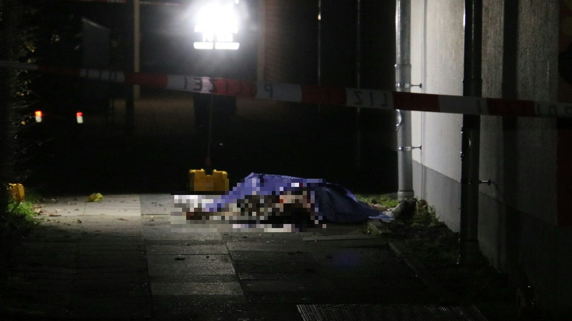 Bei einer Auseinandersetzung in Köln-Stammheim ist ein 23-Jähriger getötet worden.