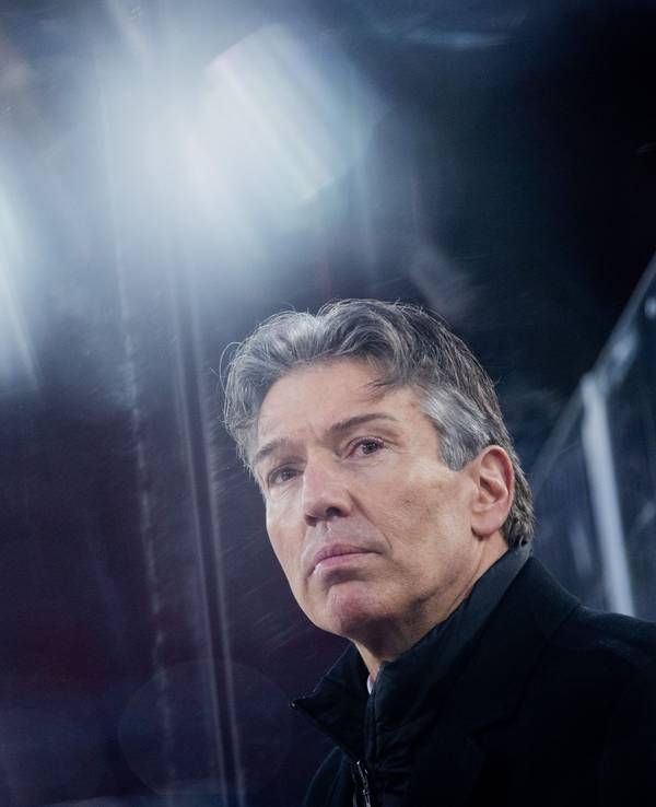 Kölner Haie gegen Augsburger Panther im Rhein-Energie-Stadion. Kölns Trainer Uwe Krupp auf der Bank.