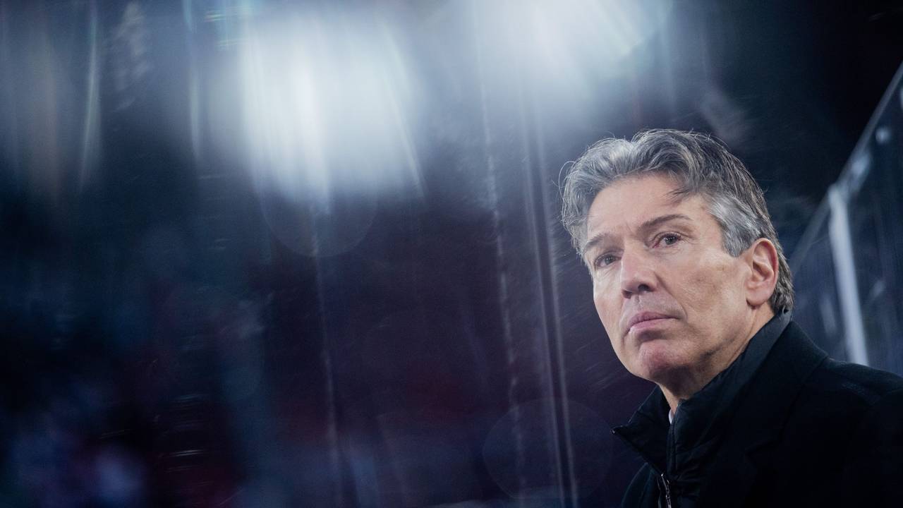 Kölner Haie gegen Augsburger Panther im Rhein-Energie-Stadion. Kölns Trainer Uwe Krupp auf der Bank.