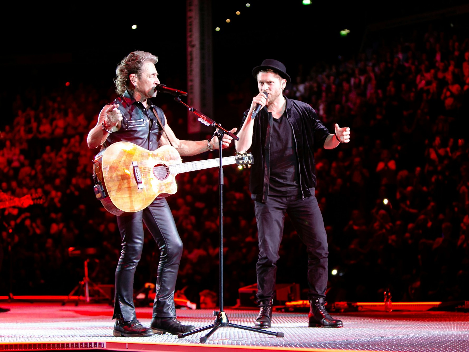 Peter Maffay (l) und Johannes Oerding singen während Maffays Tour-Auftakt.