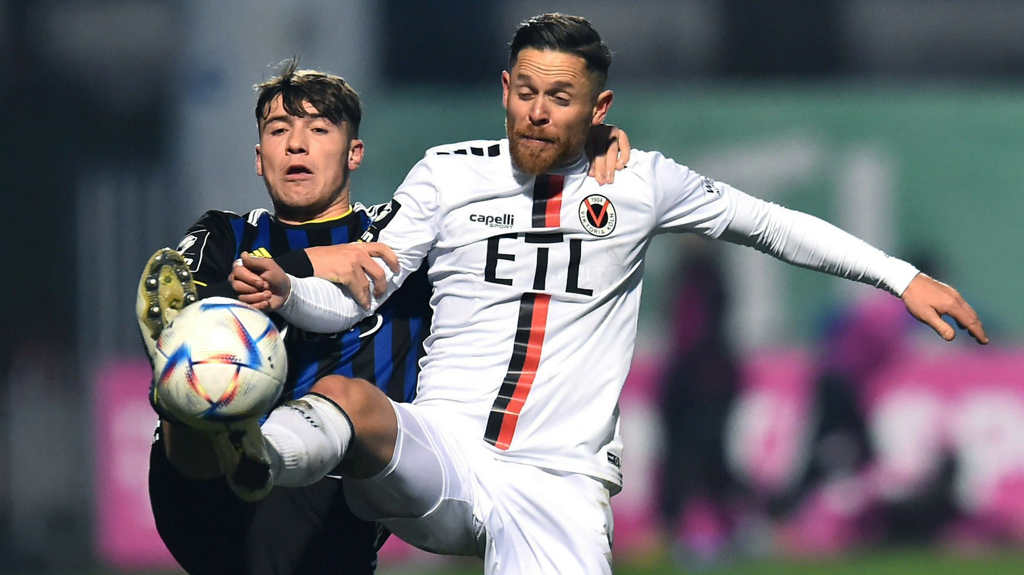 Luca Kerber (l.) beim Saarbrücken-Gastspiel bei Viktoria Köln im Duell mit Mike Wunderlich.
