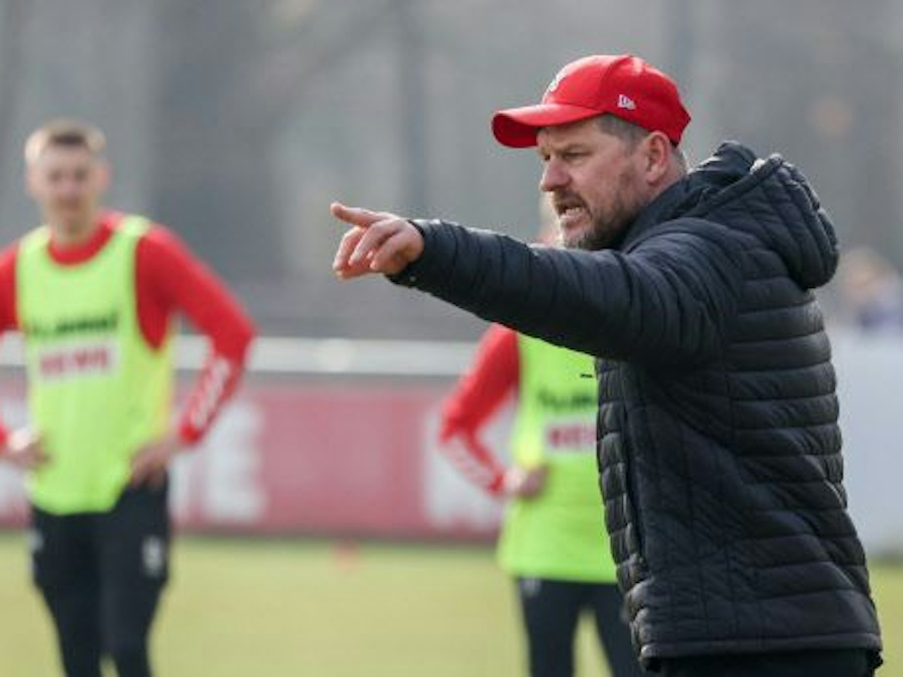 Steffen Baumgart dirigiert seine Profis auf dem Trainingsplatz am Geißbockheim.