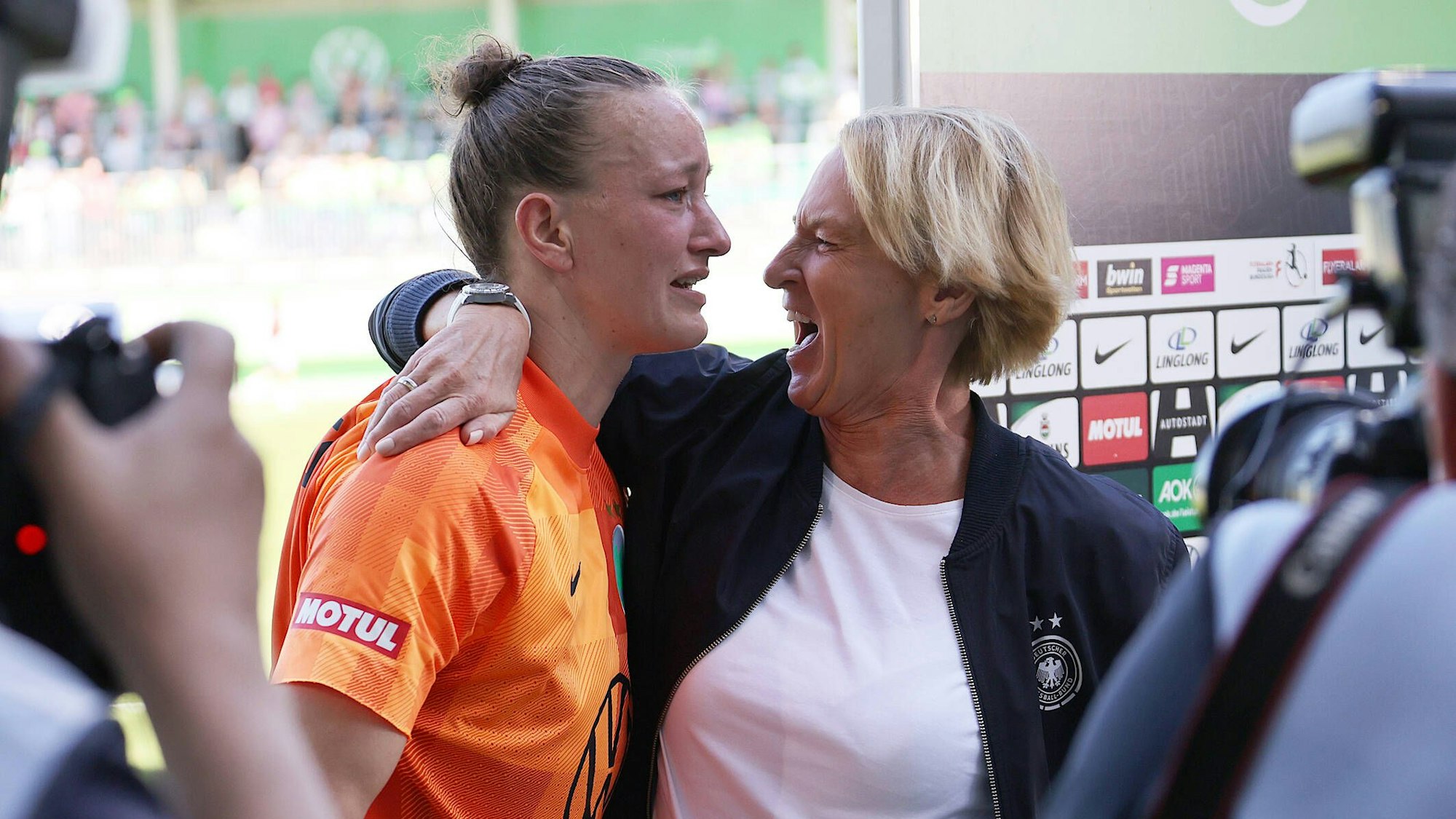 Almuth Schult wird von Martina Voss-Tecklenburgin den Arm genommen.