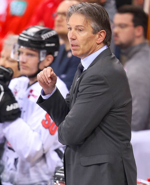 Kölner Haie: Trainer Uwe Krupp steht gestikulierend am Spielfeldrand