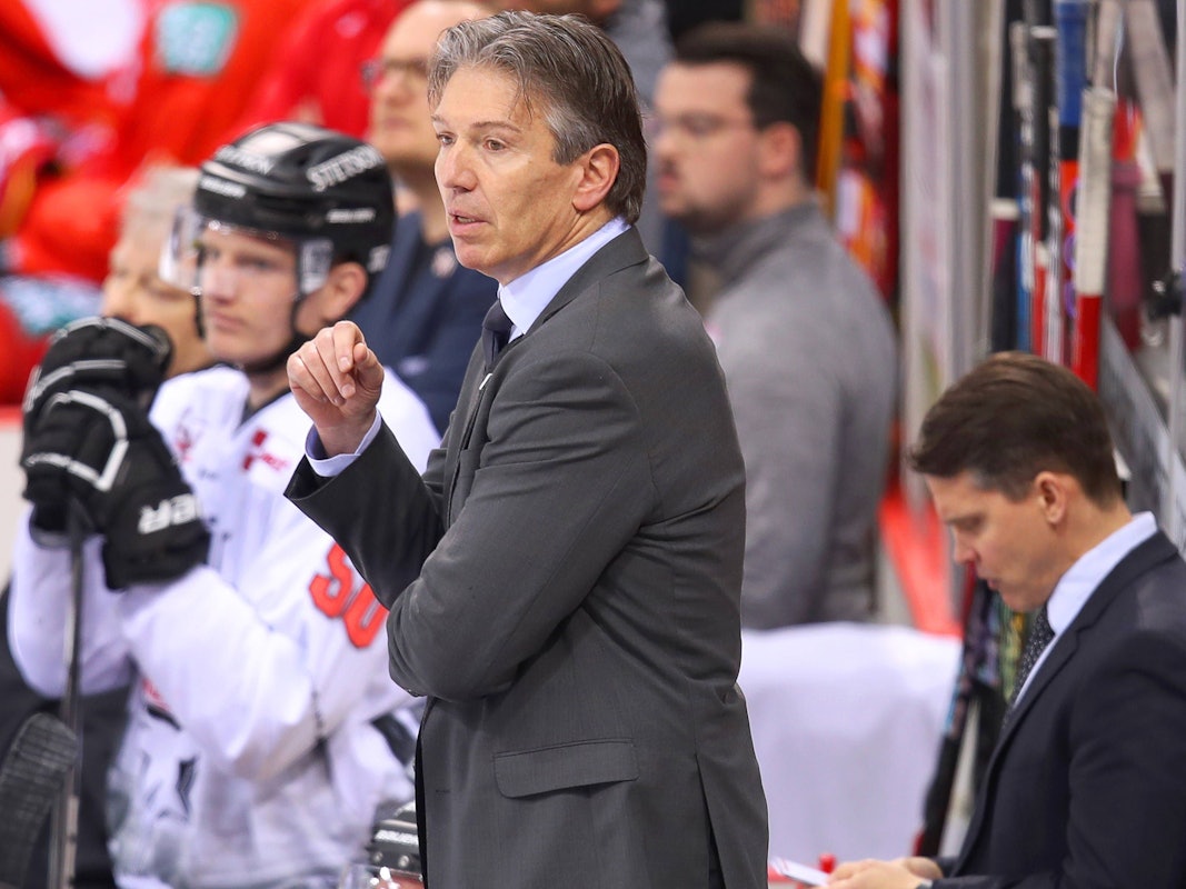 Kölner Haie: Trainer Uwe Krupp steht gestikulierend am Spielfeldrand