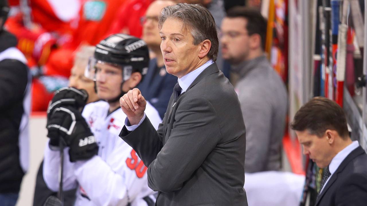 Kölner Haie: Trainer Uwe Krupp steht gestikulierend am Spielfeldrand
