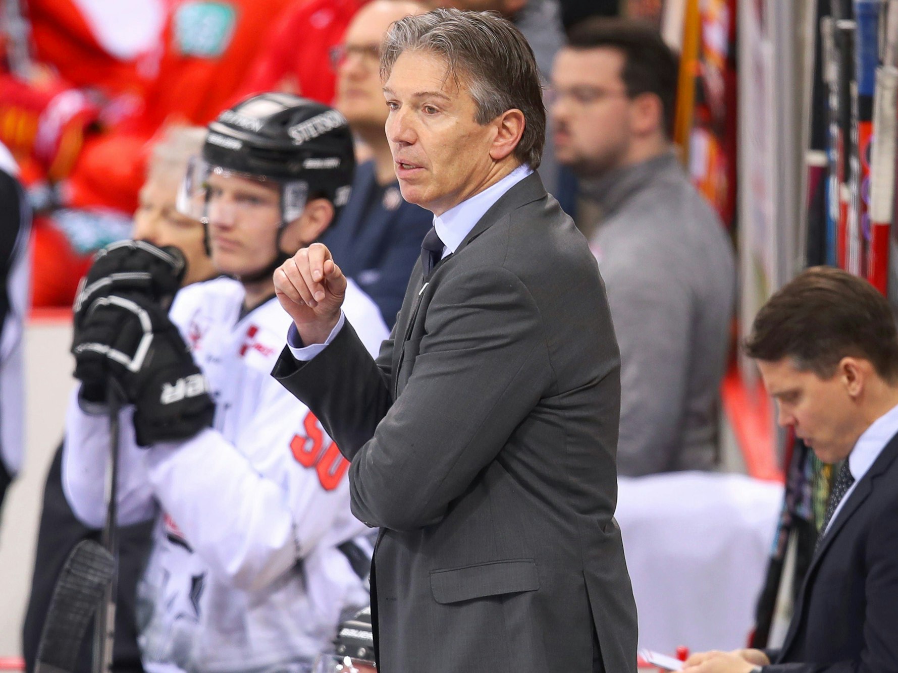 Kölner Haie: Trainer Uwe Krupp steht gestikulierend am Spielfeldrand