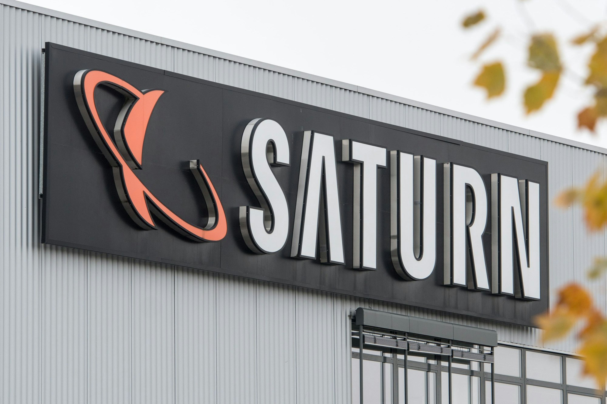 Saturn Logo Schild