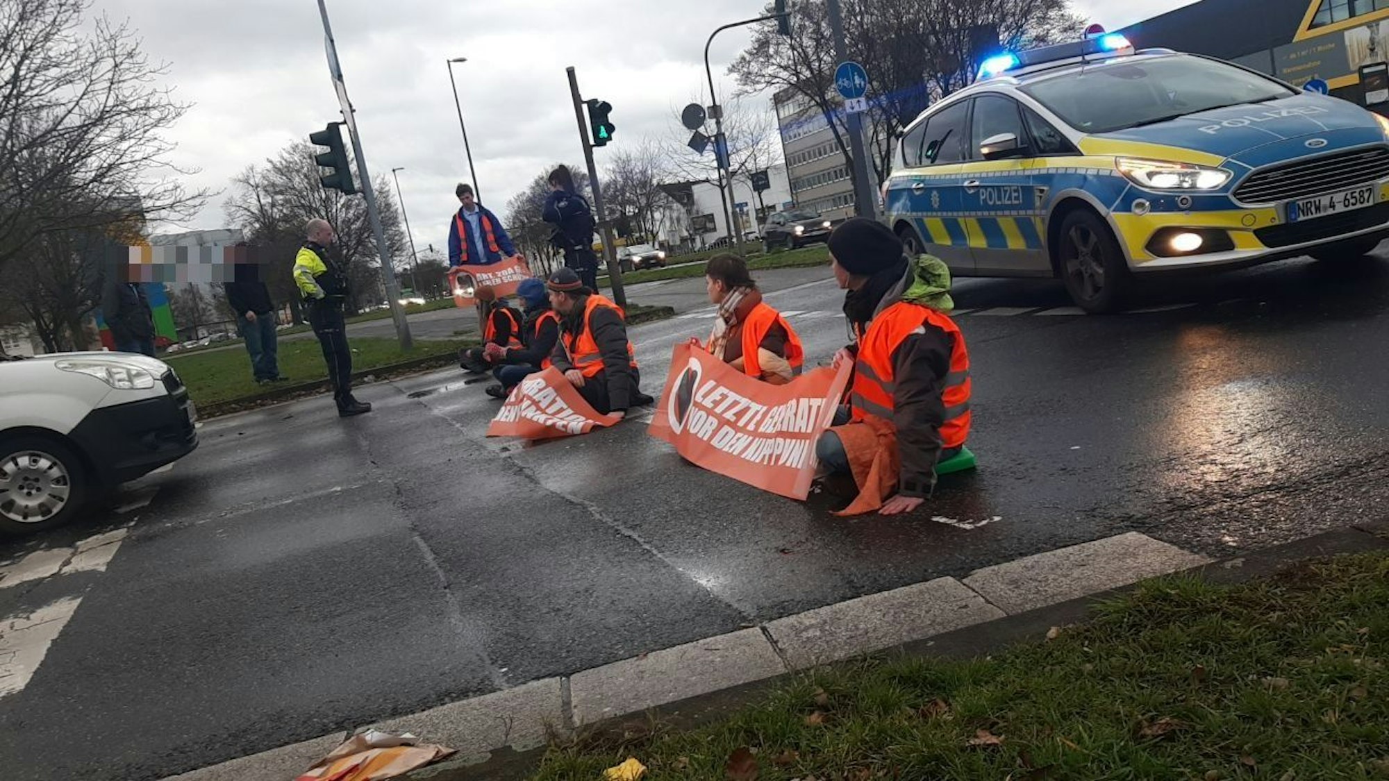 Die Gruppe Letzte Generation blockiert die Abfahrt von der A3 in Köln-Mülheim.