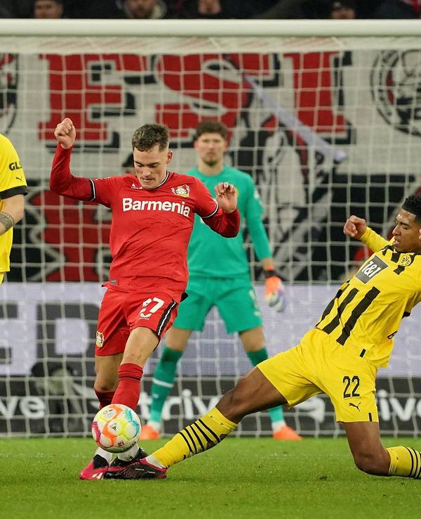 Jude Bellingham (r.) und Florian Wirtz im Spiel zwischen Bayer Leverkusen und Borussia Dortmund im Zweikampf.